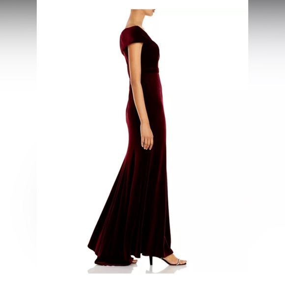 AQUA
Off-the-Shoulder Fluted Velvet Gown in Burgundy size 14 worn once - Picture 5 of 5